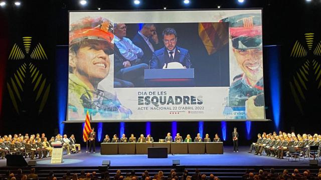 El presidente de la Generalitat, Pere Aragonès, se dirige al auditorio en el Dia de les Esquadres / SARA CID - CG