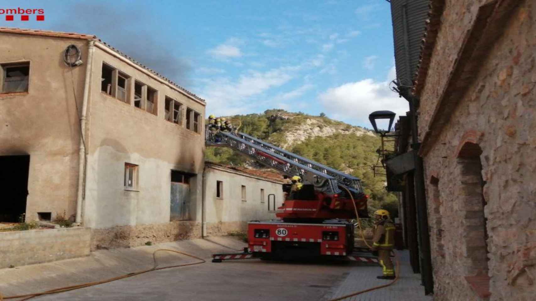 Un herido crítico tras incendiarse una nave en Vandellòs i L'Hospitalet de l'Infant / SEM