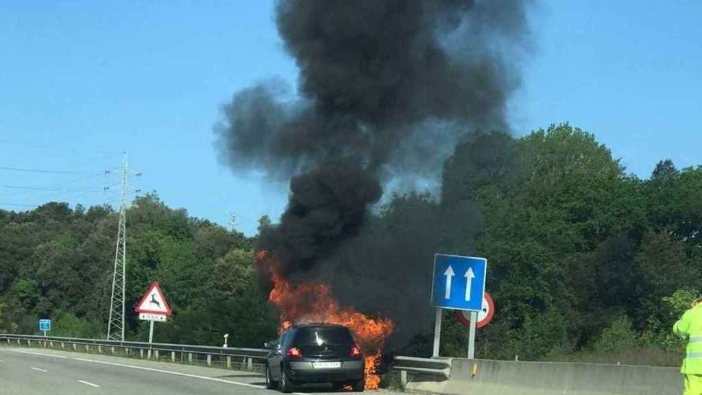 Coche en llamas en la A-26 a la altura de Sant Jaume de Llierca, en la Garrotxa / ANTIRADARS-GIRONA