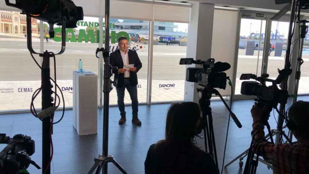 El periodista Jalís de la Serna presenta en un momento de la ponencia sobre sostenibilidad / DANONE