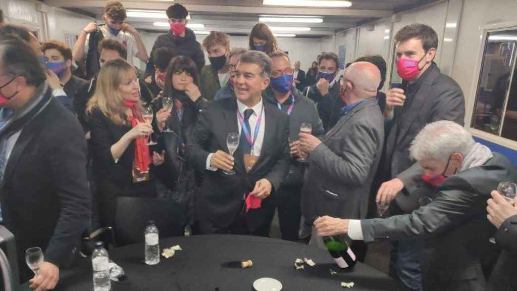 Joan Laporta celebra la victoria en las elecciones presidenciales del Barça