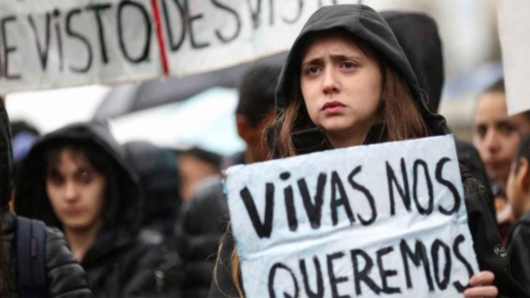 Una joven sostiene una pancanta contra la violencia machista / EFE