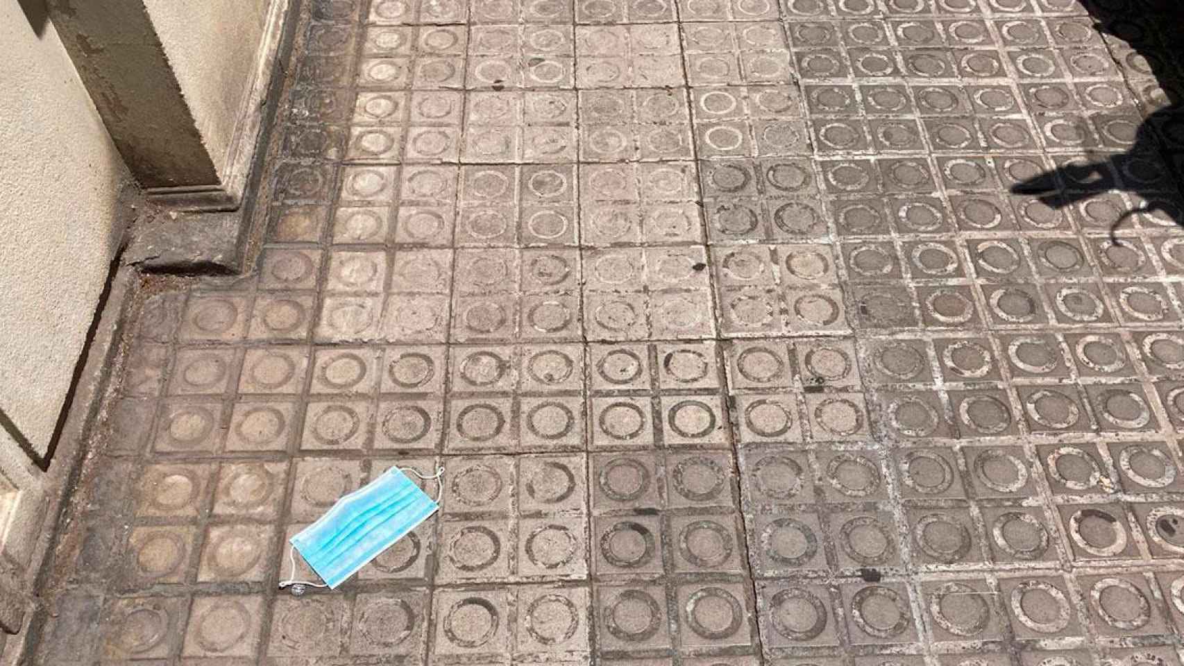 Una mascarilla en una acera de Barcelona / EB