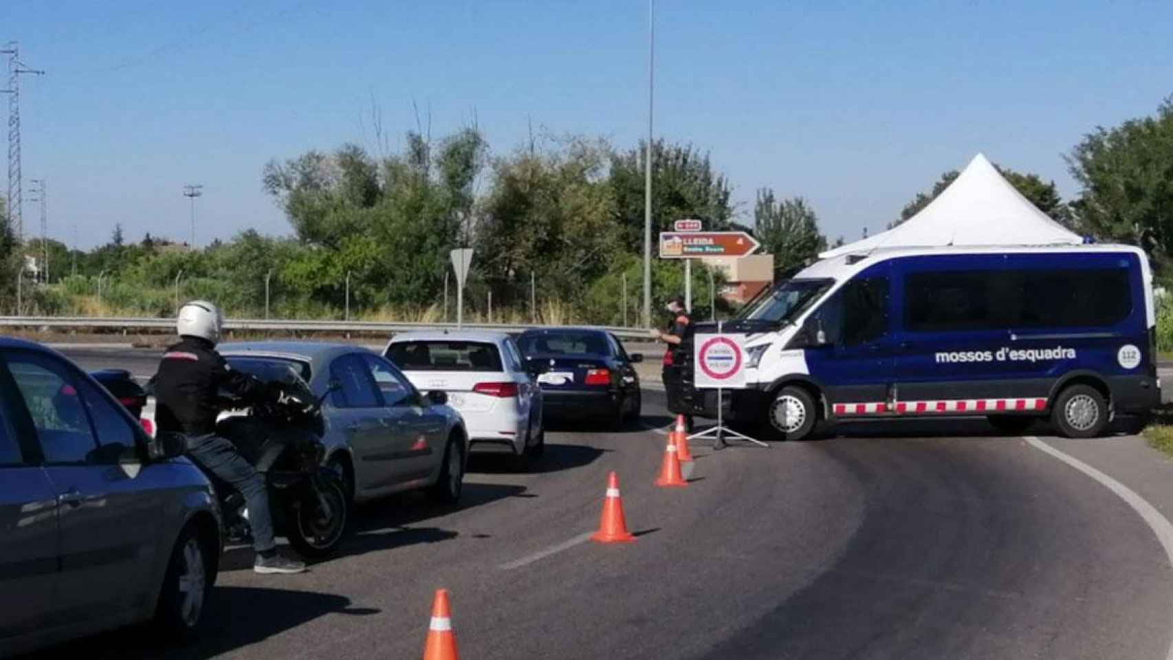 Uno de los controles de Mossos d'Esquadra desplegado en Lleida / MOSSOS