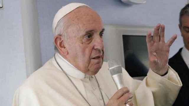 El Papa Francisco habla de forma pública en un avión / EFE