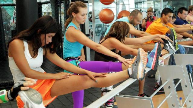 Deportistas haciendo estiramientos en un gimnasio / EFE Ropec