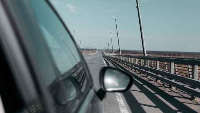 Un coche por una carretera, cerca del borde del carril / UNSPLASH