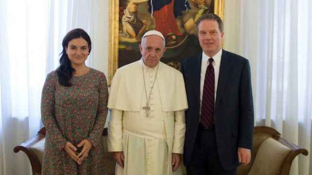 Paloma García Ovejero y Greg Burke junto al Papa Francisco / VATICANO
