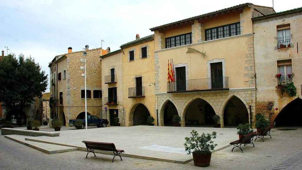 Plaça Gran de Peralada / JOSEP RENALIAS - WIKIPEDIA COMMONS