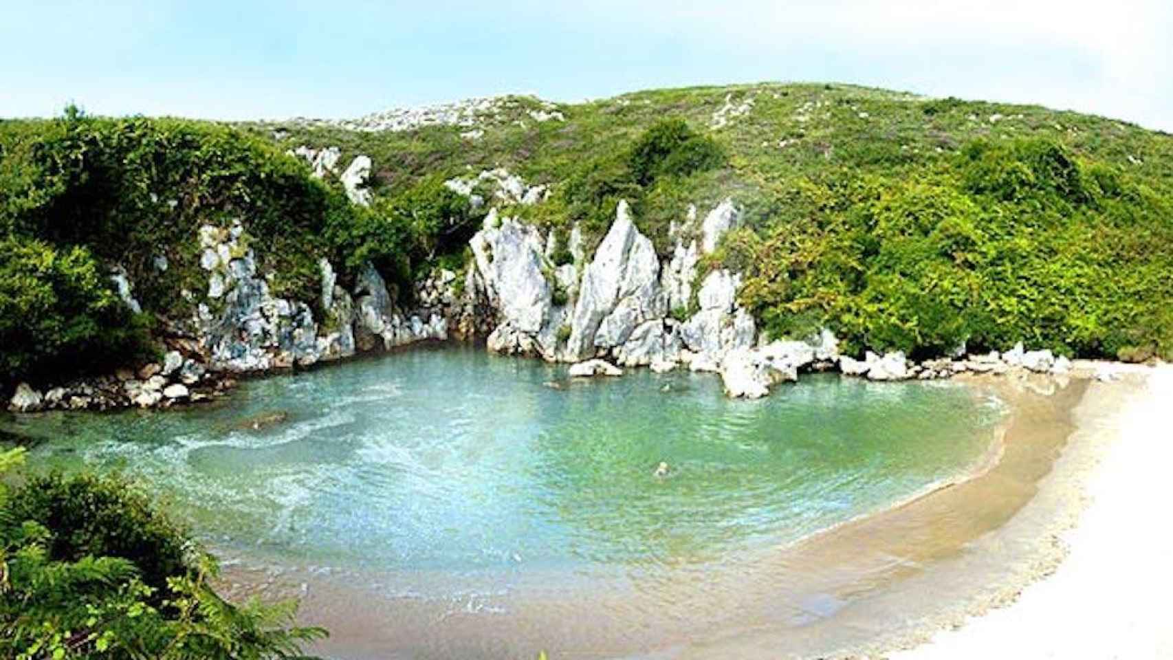 Una foto de la playa de Gulpiyuri