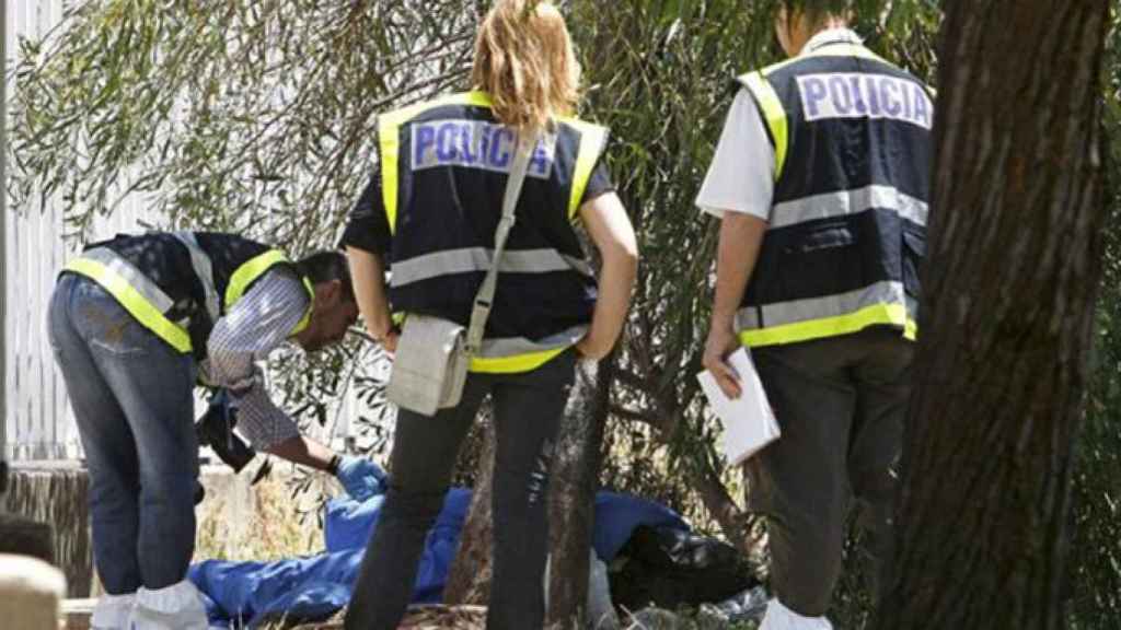 Agentes de la policía científica vestidos de paisano durante su prestación de servicio / CG