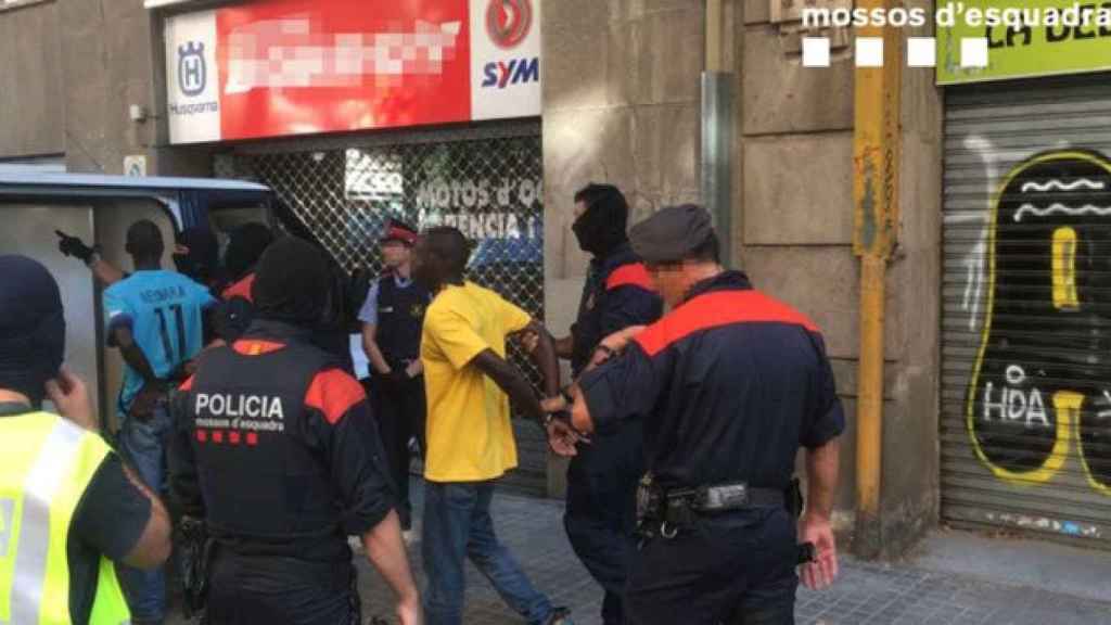 Agentes de los Mossos d'Esquadra detienen a varios 'manteros' en una imagen de archivo.