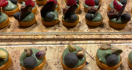 Canapés preparados con el bombón saludable Mumel / ORGANA ESPIRULINA