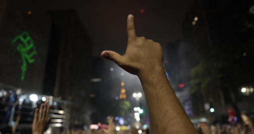 Simpatizantes del expresidente y candidato presidencial Luiz Inácio Lula da Silva se congregan para escuchar un discurso del candidato hoy, en la Avenida Paulista de Sao Paulo (Brasil) - EFE/ Fernando Bizerra