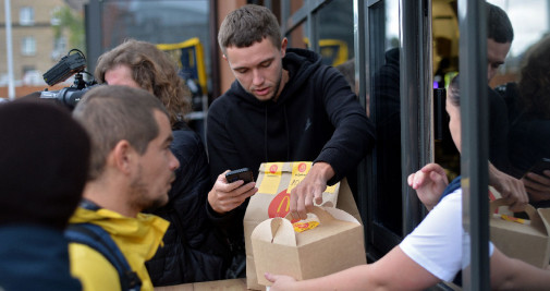 Los repartidores de comida hacen colas para recoger los pedidos en la puerta de uno de los McDonalds de Kiev / EUROPA PRESS