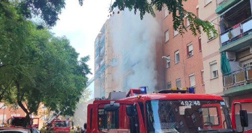 Los bomberos trabajan en el incendio en un local okupado de Sant Adrià 