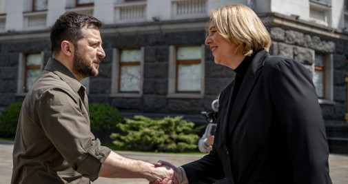 El presidente ucraniano Volodymyr Zelensky (L) se da la mano con el presidente del Parlamento alemán (Bundestag) Baerbel Bas / EP