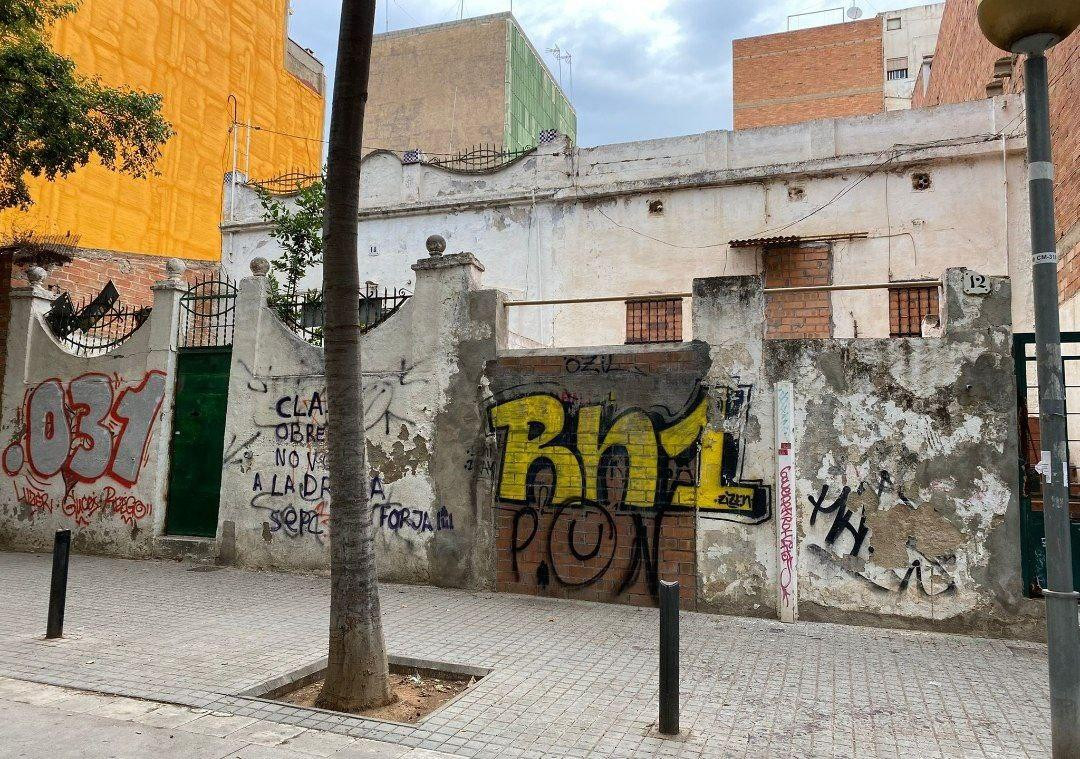 Inmueble de Badalona donde ha aparecido el cadáver del joven de 18 años / CUERPOS POLICIALES (TWITTER)