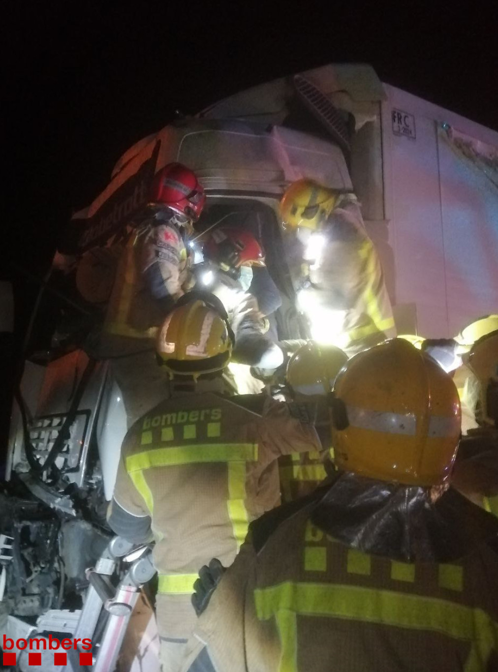 Bomberos rescatan al conductor atrapado en la cabina / BOMBERS