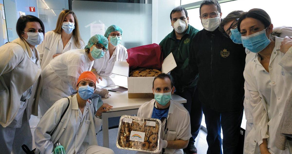 Los médicos de Mataró posan con los dulces entregados por los miembros de las cofradías