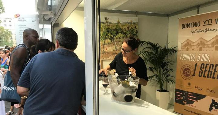 Asistentes ante un 'stand' de la muestra del vino y el cava en Sant Antoni / CG