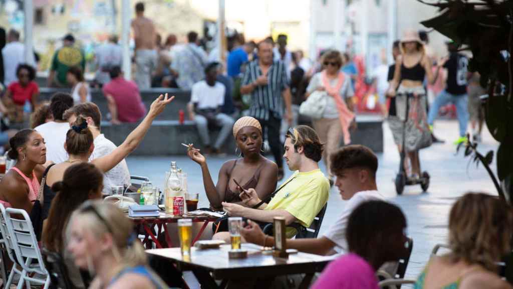 Imagen de clientes en una terraza del casco antiguo de Barcelona / EP