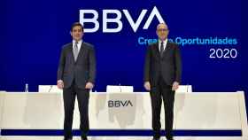 El presidente del BBVA, Carlos Torres (izq.), y el consejero delegado, Onur Genç / EP