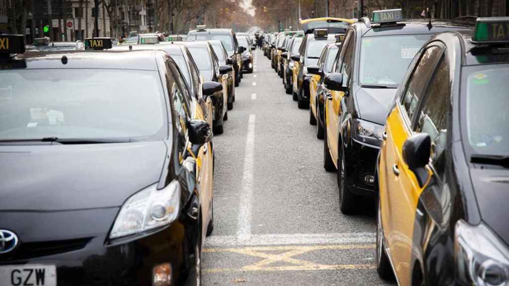 Taxistas protestando en la Gran Vía de Barcelona