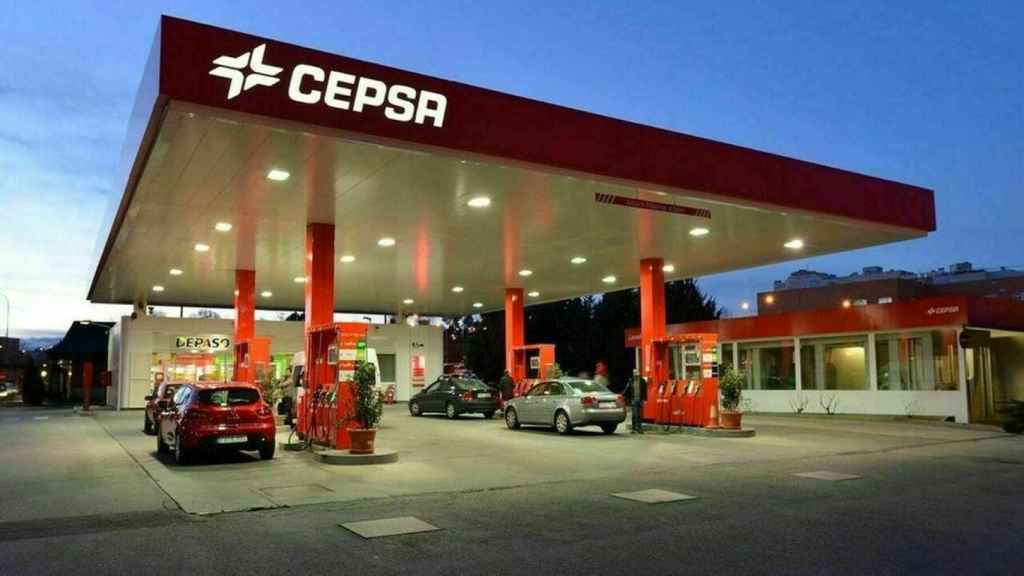 Coches repostando en una gasolinera Cepsa / EFE