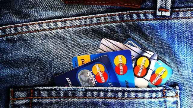 Tarjetas de crédito en el bolsillo de un pantalón / PIXABAY