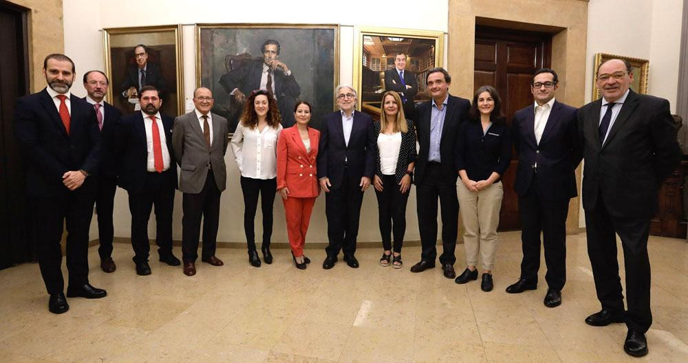 El presidente de Foment del Treball, Josep Sánchez Llibre (c), junto a los participantes de la jornada sobre el futuro de la FP / FT