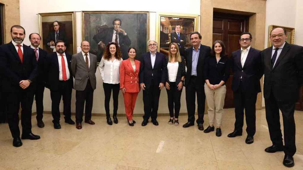 El presidente de Foment del Treball, Josep Sánchez Llibre (c), junto a los participantes de la jornada sobre el futuro de la FP / FT