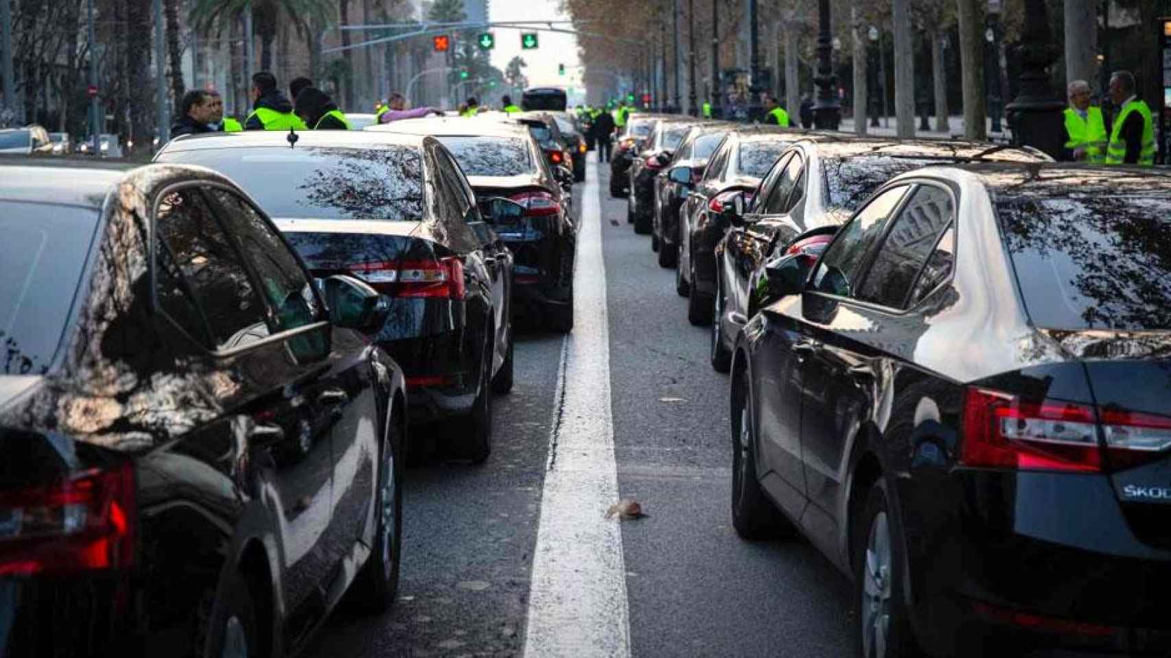 Protesta de vehículos con licencia VTC en Barcelona tras la aprobación del reglamento del Govern que ponía coto a su actividad / EFE