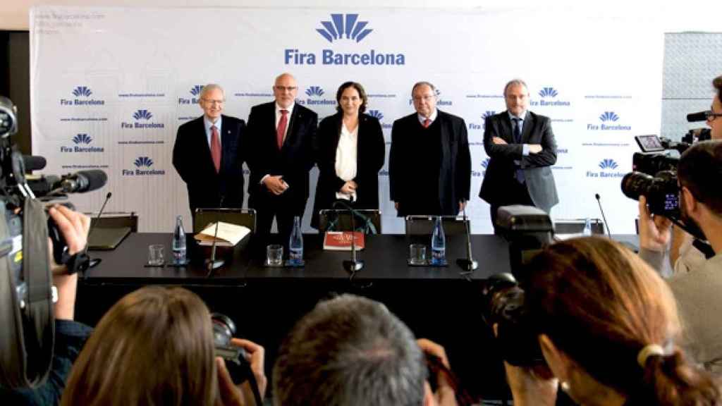 Ada Colau (c), alcaldesa y presidenta de Fira Barcelona; Jordi Baiget (2i), consejero de Empresa y Conocimiento y vicepresidente primero de la institución; Miquel Valls (i), presidente de la Cámara de Comercio y vicepresidente segundo; José Luís Bonet (2d