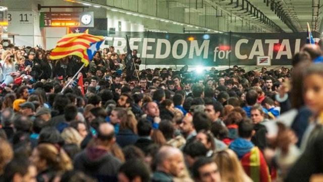 Manifestantes cortando las vías del AVE en la Estación de Girona, ayer / EFE