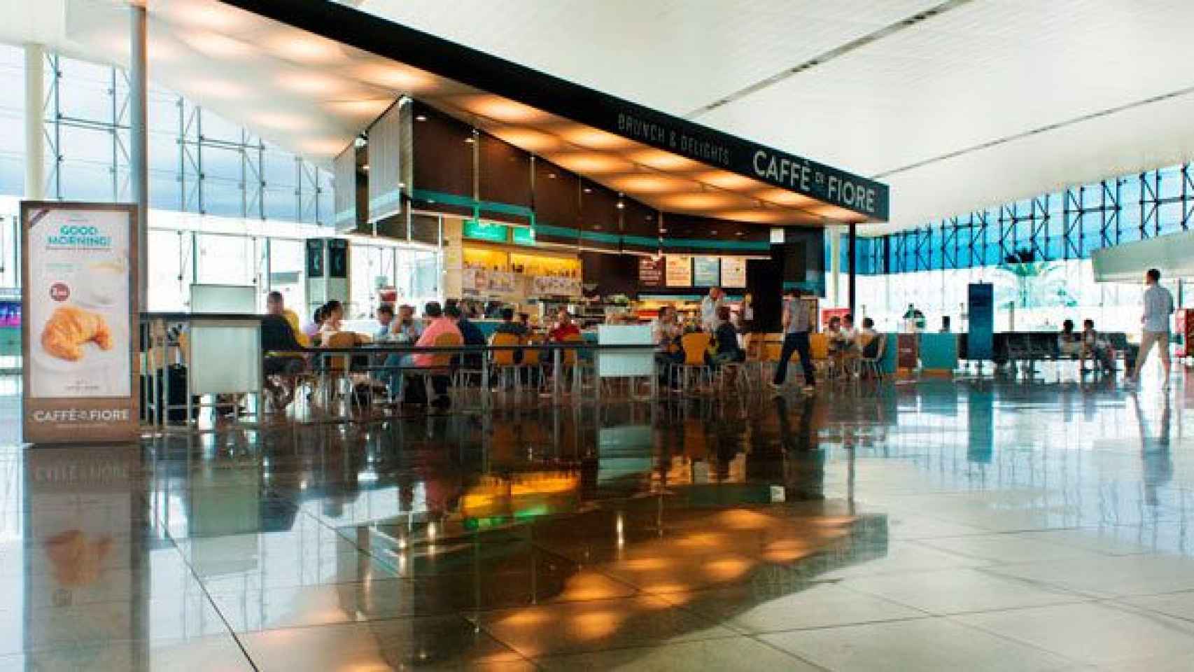 Uno de los locales de restauración en la Terminal 1 del aeropuerto de El Prat / CG