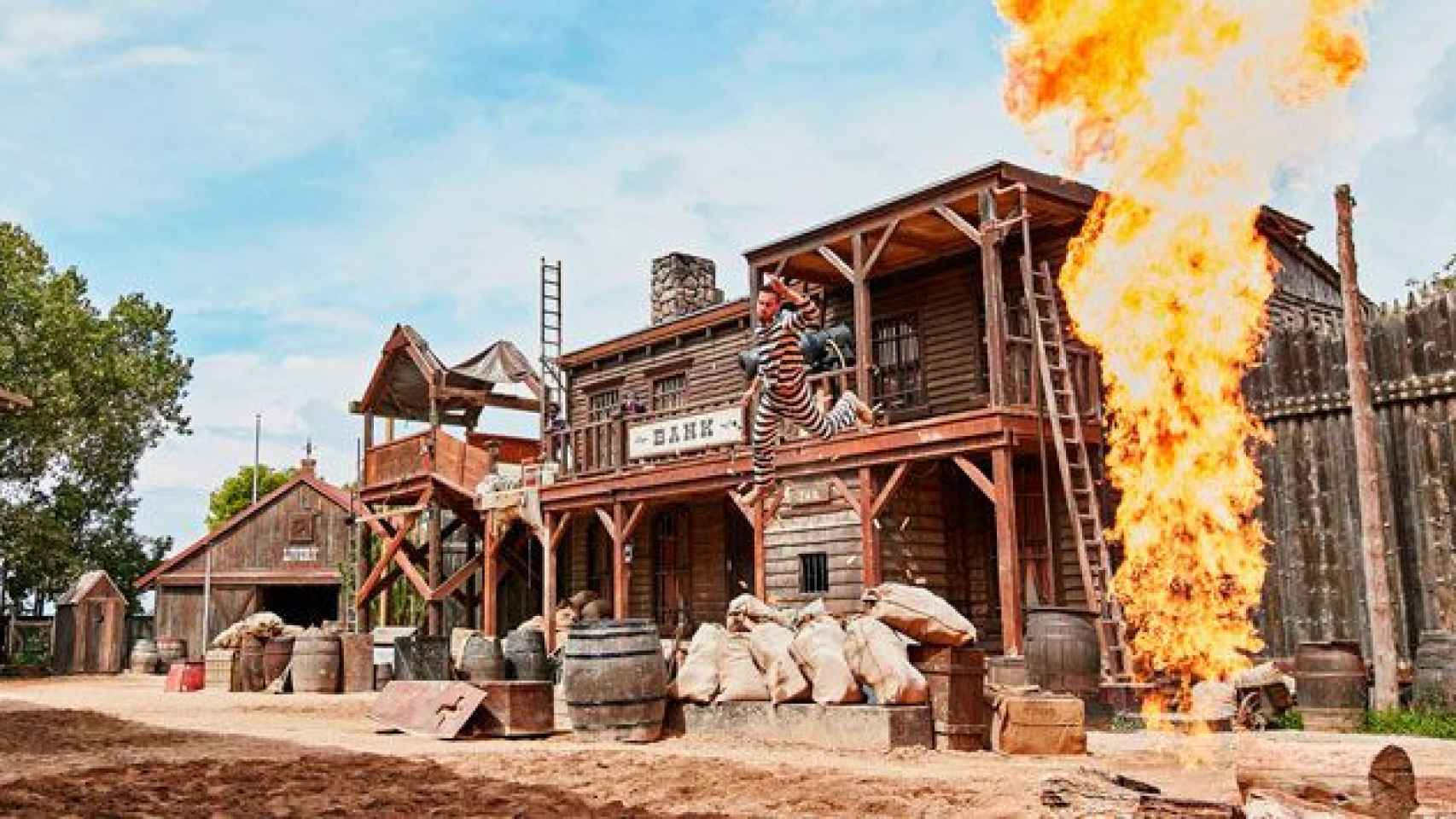 Un actor de Port Aventura World, durante un espectáculo con fuego en el Far West / CG