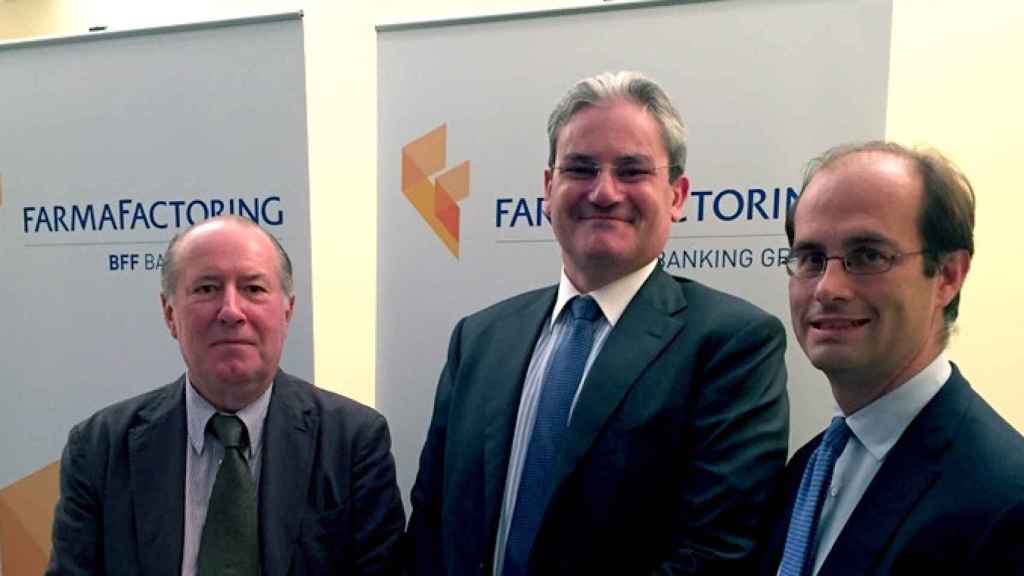 Massimiliano Belingheri, consejero delegado del grupo banca Farmafactoring; David Calvet, director general de la filial española; y José María Gay de Liébana, economista, en la inauguración de las nuevas oficinas de la compañía en Barcelona / CG