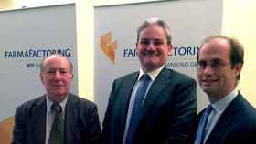 Massimiliano Belingheri, consejero delegado del grupo banca Farmafactoring; David Calvet, director general de la filial española; y José María Gay de Liébana, economista, en la inauguración de las nuevas oficinas de la compañía en Barcelona / CG