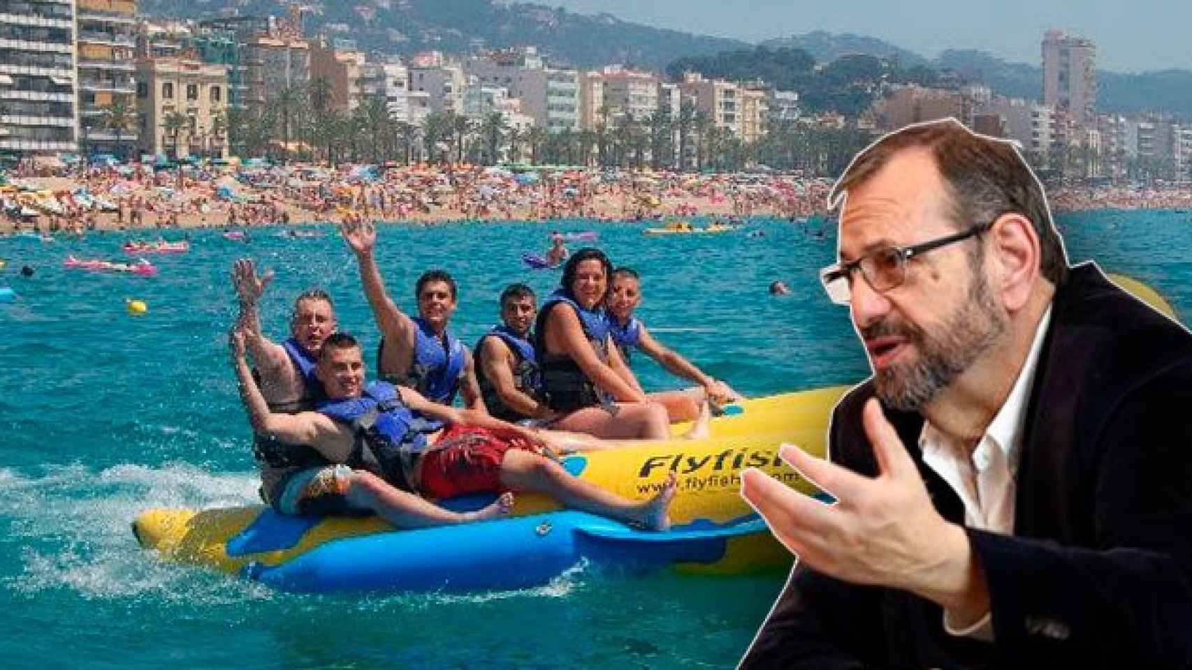 Joan Gou, exconcejal de Turismo de Lloret de Mar, y turistas en la playa del municipio de Girona.