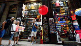 Los pisos para turistas de Barcelona (en la imagen, visitantes a la ciudad) no son molestos 'per se', concluye el TSJC.