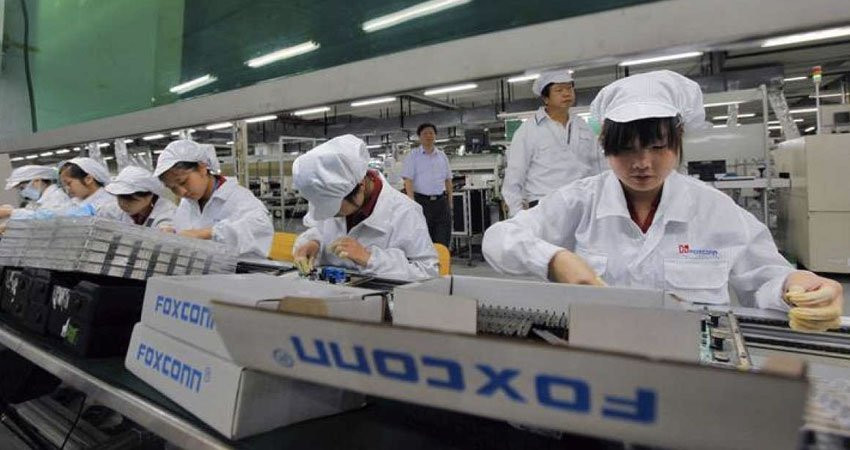 Empleados en una línea de producción de Foxconn, fabricante de Apple, en Taiwán