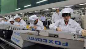 Empleados en una línea de producción de Foxconn, fabricante de Apple, en Taiwán