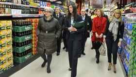 Lourdes Goicoechea (I), vicepresidenta del Gobierno navarro, visita la primera tienda de Mercadona