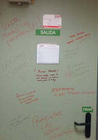 Mensajes de apoyo de los empleados de El Corte Inglés a su presidente, Dimas Gimeno, en las puertas de los lavabos de uso interno / CG