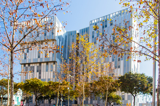 Edificio de la Escuela de Ingeniería de Barcelona Este (EEBE) del Campus Diagonal-Besòs de la Universidad Politécnica de Cataluña (UPC) / UPC