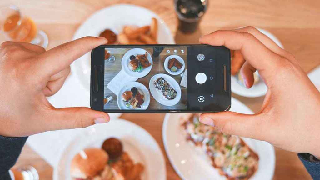 'Foodie' fotografiando un plato / UNSPLASH