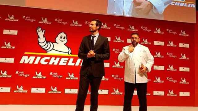 El chef Dani García (d), recibe su tercera estrella Michelin por su restaurante de Marbella en la gala celebrada en Lisboa / EUROPA PRESS