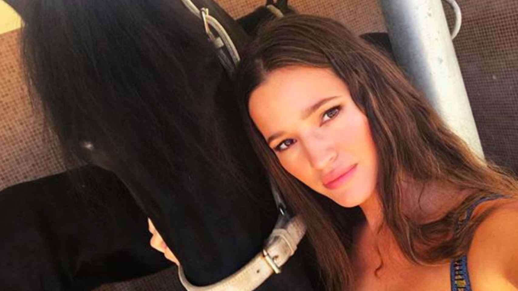 Malena Costa con un caballo