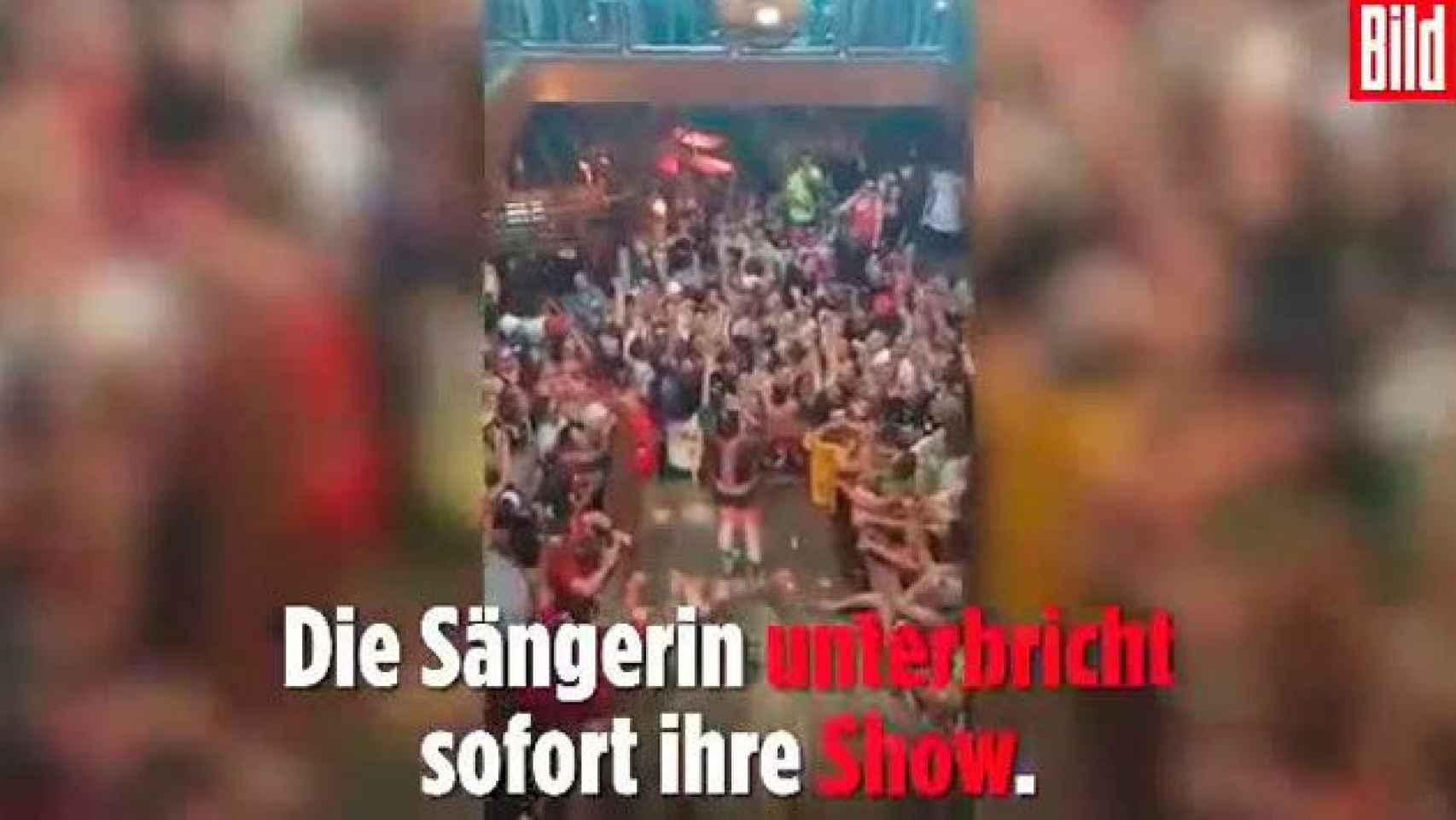 El público del concierto, increpando al grupo de neonazis / Bild